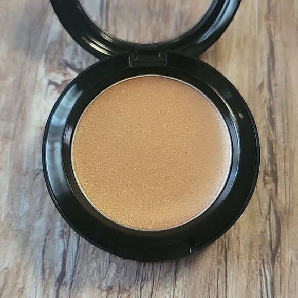 Laritzy Cream Highlighter in Virtue - Picture 8 of 8